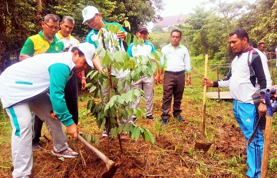 Bupati Sukiman Instruksikan OPD Tanam 10 Pohon di Hutan Kota